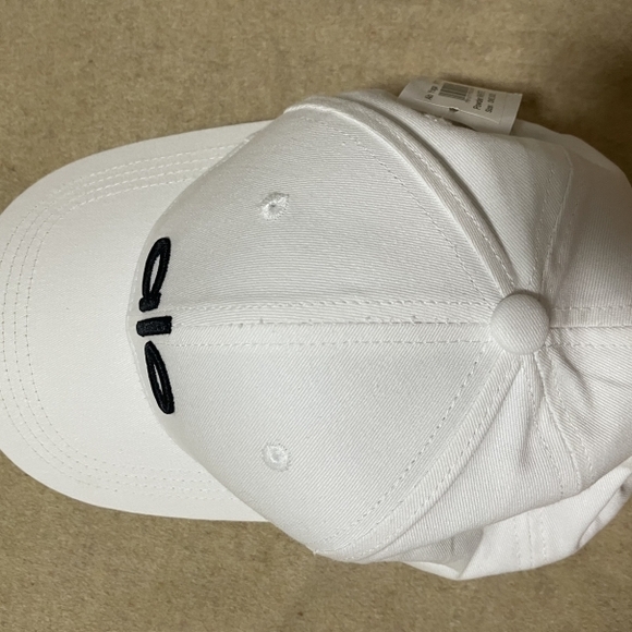 ALO Yoga White Cap with Black Embroidery - Picture 4 of 5
